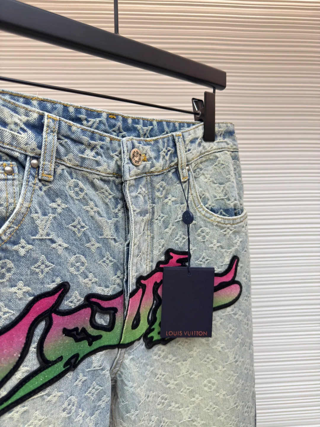 LOUIS VUITTON flame graffiti patch jacquard jeans ●Authentic product: purchased and developed by 30789 ●Item number: 1680031-C15 ●Material: denim fabric ●Technology: patch production ●Version: fitted version ●Size: 30-32-34-36 ●Description: Use classic patterns to highlight the Louis Vuitton logo of the season, making Louis patches and Vuitton The patch is decorated like graffiti on the front and back, with hardware, a button placket and a nubuck Monoqram tag at the rear. The fabric has undergone a heavy-duty garment washing process. The whole pair of pants will have a distressed effect. The whole body is hand-cut and printed all over. This kind of alignment fabric consumes a lot of time and is very time-consuming and costly, so our delivery time is very slow. The flame gradient graffiti in the middle is a toothbrush embroidery piece. The overall wiring is straight and delicate, the fabric is comfortable and soft, and the color is consistent without color difference. It can be matched with the same style to create a fashionable look and control various occasions. Customized accessories, complete with three standards, same style for men and women!